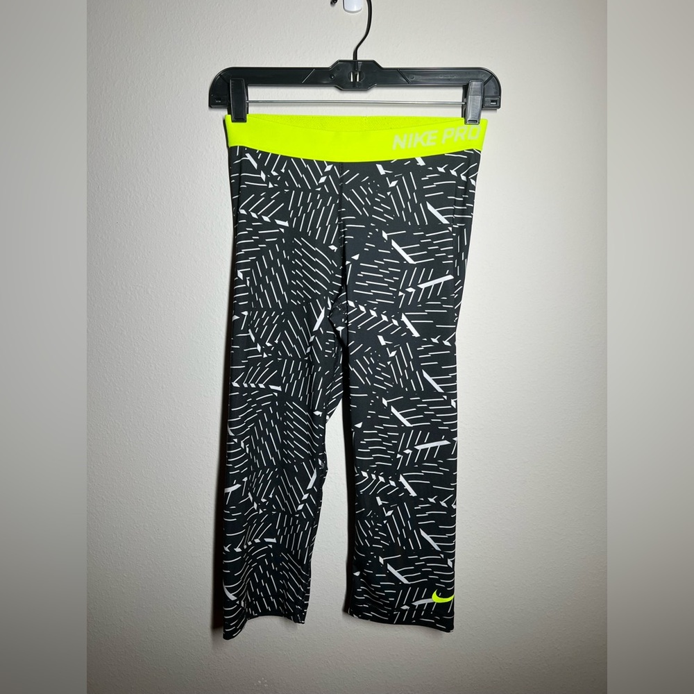 Nike women’s tights size Medium pre owned 3/4 length